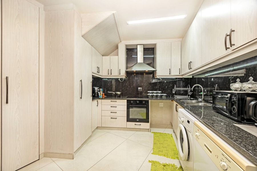 8 Bedroom Property for Sale in Plattekloof Western Cape